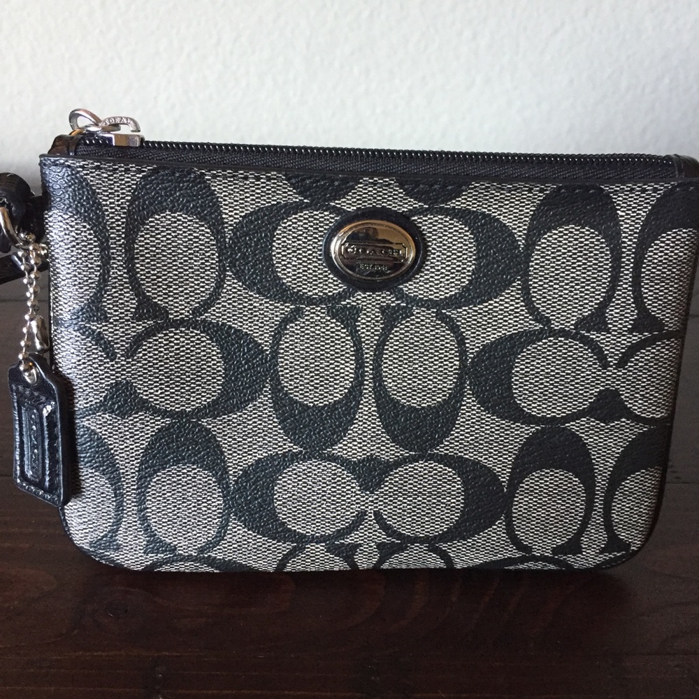 🌟COACH Small Wristlet - EUC🌟